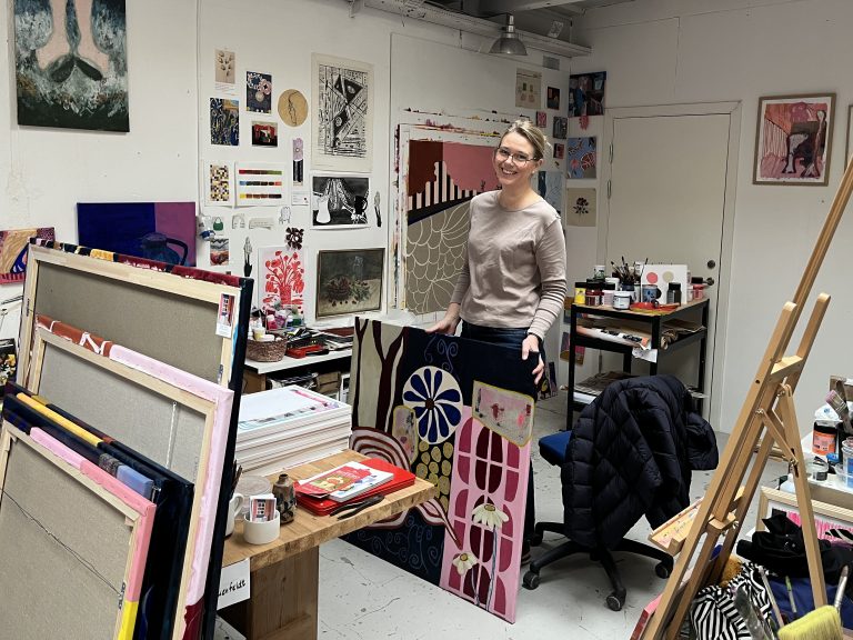 Camilla Blauenfeldt i atelieret